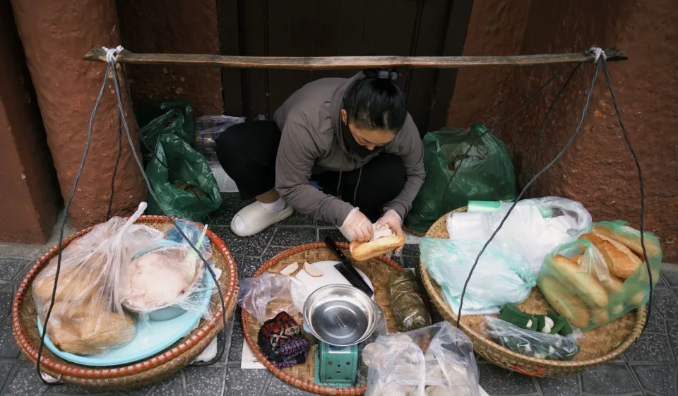 Bàn ăn tại Lá Garden Coffee